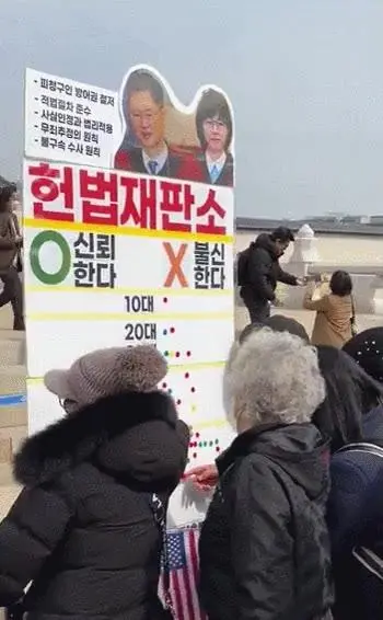 10대로 둔갑한 할매.gif