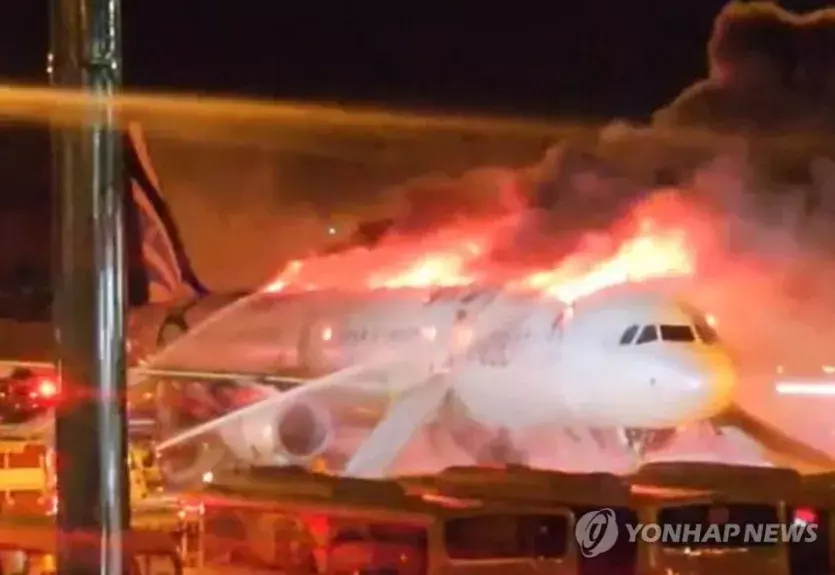 [3보] 김해공항서 에어부산 항공기 꼬리에 불…승객 169명 비상탈출